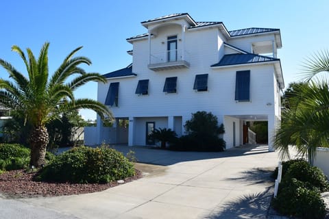 Bella Blue, Park your car and either ride a bike or walk to all beach
activities