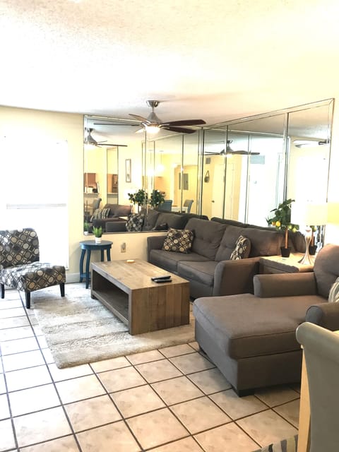 800 sq ft of Sunny Floridian Flair greets you here🌞Feeling right at home