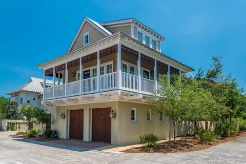 Jolly Roger: Amazing 2BR/2BA Carriage home perfectly located with Gulf views!