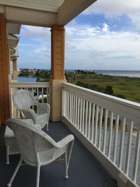 Beautiful gulf views! Sit on the front balcony and enjoy the beautiful sunsets.