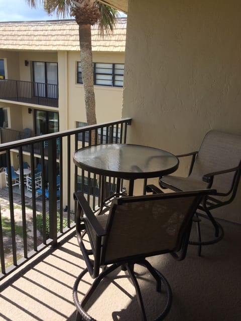 Balcony has table, 2 chairs