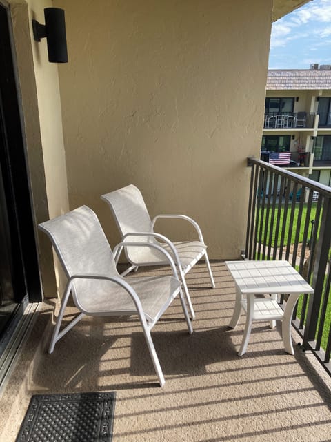 Two additional chairs and coffee table