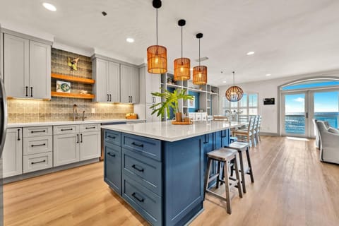 Kitchen w/Large Island