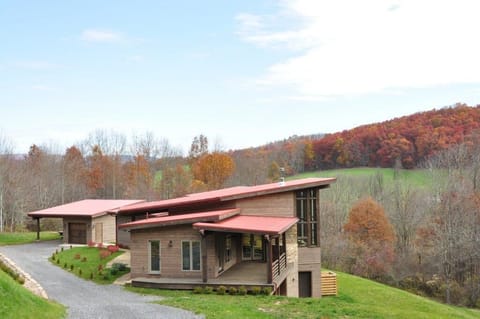 Contemporary home on 800 acre estate with private lake,  pool & hot tub