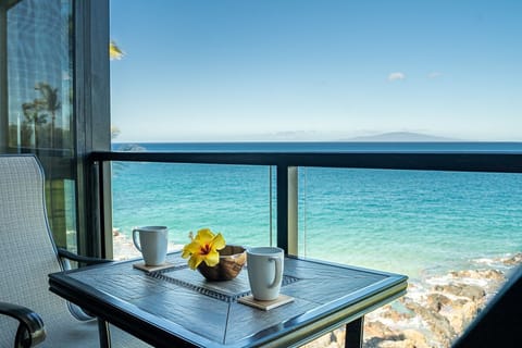 Oceanside 1 bed, 1.5 bath unit with amazing views!