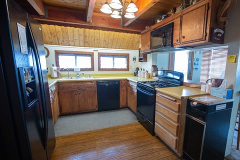 Kitchen: refrigerator, gas oven, dishwasher, RO, trash compactor, microwave