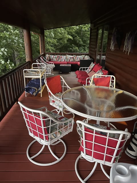 2nd half main covered deck w sectional couch/dinner table/Long Range MtnView!