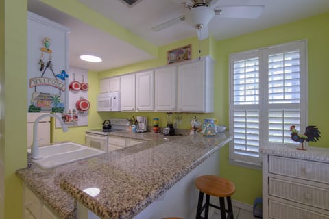 Fully equipped kitchen w/all appliances and a counter for "assistant cooks"