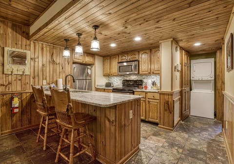 Smoky Mountain Cabin - Mountain Side - Fully furnished kitchen with granite countertops