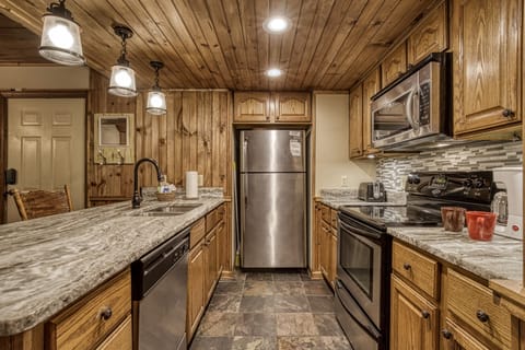 Smoky Mountain Cabin - Mountain Side - Fully furnished kitchen with stainless steel appliances