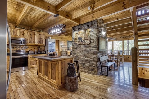 Wears Valley Cabin "Katies Lodge" - Kitchen island