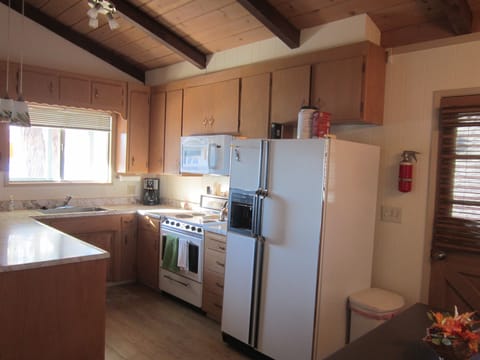 Fully equipped kitchen with stove,refrigerator w/ice, microwave, dishwasher