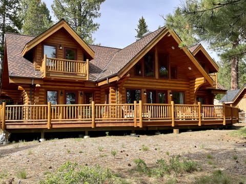 The back of the cabin facing the beautiful Deschutes River