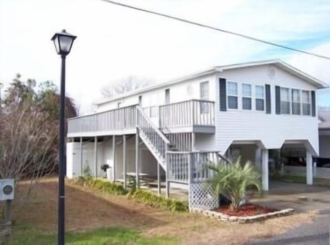 Oceanside Village, Surfside Beach, SC Raised 3BR/2BA beach house front, sleep 8
