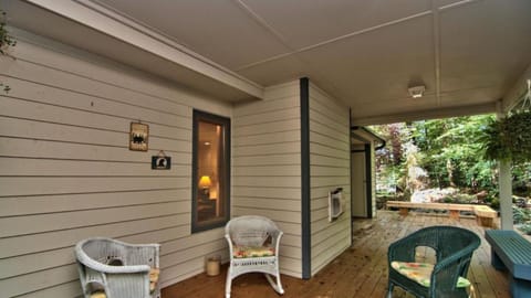 Covered Front Porch/Deck