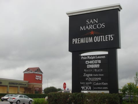 Less than 15 minutes to San Marcos Outlets and Tanger Outlet Center!