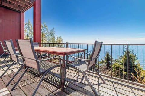 Large main floor deck 