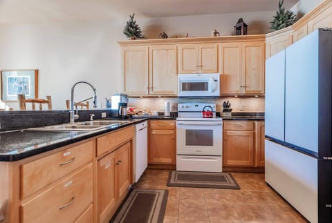 Large breakfast bar and kitchen workspace