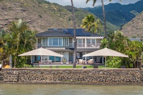 Set along O‘ahu’s southeastern coastline, Moana Lani opens directly onto the calm waters of   Maunalua Bay