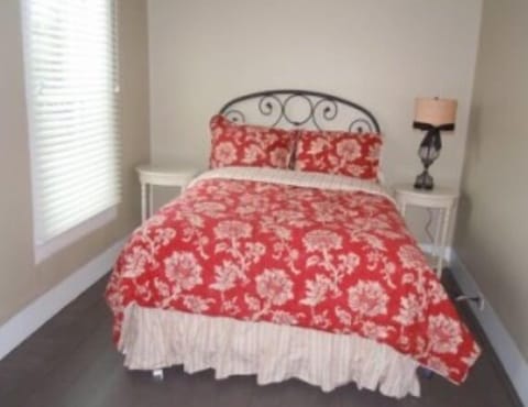 Bedroom 2 /queen size bed