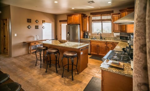 Fully equipped kitchen including dishwasher.