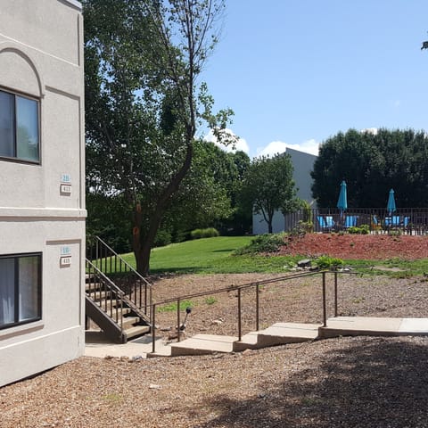 Only 6 steps to your lower level condo