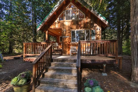 Entry Porch of the Osprey Nest’s wooded setting.