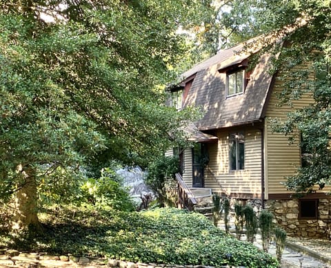 Getaway tucked in the woods