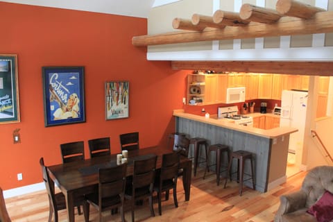 Breakfast bar and formal dining for 8