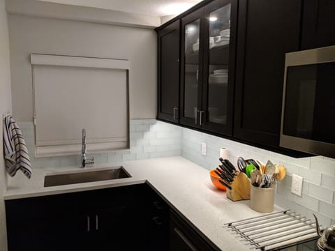 Quartz countertops, accent lighting