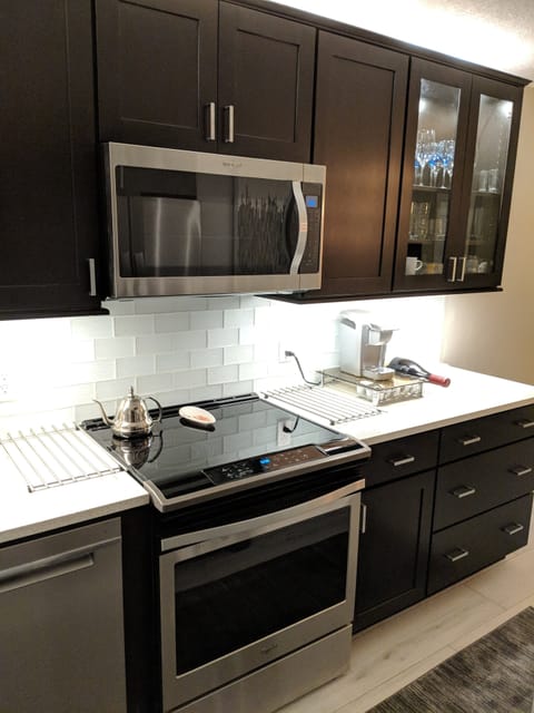 Stainless appliances and glass cooktop