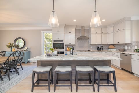 Counter seating for 4 in kitchen.