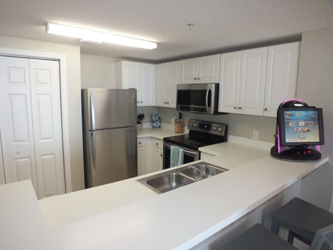 This fully stocked kitchen includes new appliances for 2016!
