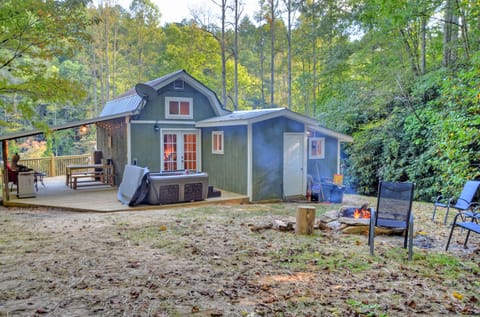 Charming forest cabin near Bryson City adventures.
