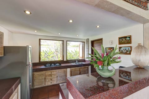 Spacious 4 Bedrooms Villa in Seminyak-Bar table at Kitchen