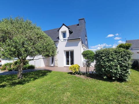 Plant, Sky, Property, Building, Window, Cloud, Tree, Grass, Land Lot, House