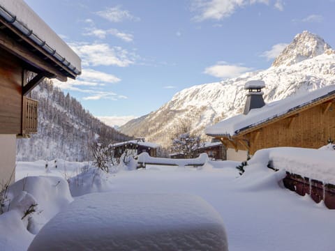Sky, Snow, Cloud, Property, Daytime, Building, Mountain, Azure, Slope, Tree