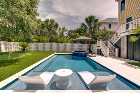 Heatable pool and hot tub (for a fee)