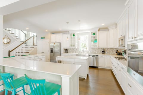 Amazing Kitchen, fully stocked for any meal you want to prepare!