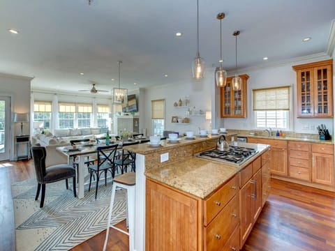 Open floorplan - kitchen/dining and living rooms