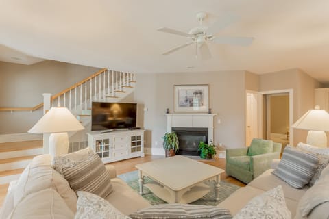 Beautiful Living Room- Open Floor Plan w/ Gas Fireplace