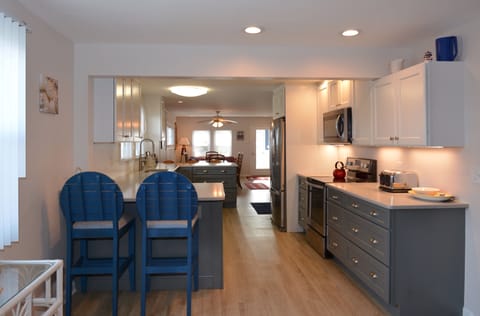 Breakfast bar on each side of the kitchen