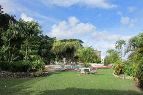 Beautiful pool and garden
at Banyan Court Apartments