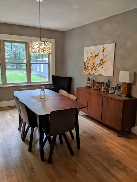 Contemporary & casual dining room with expandable table.