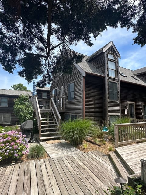 3-level townhome: side & front view, large deck