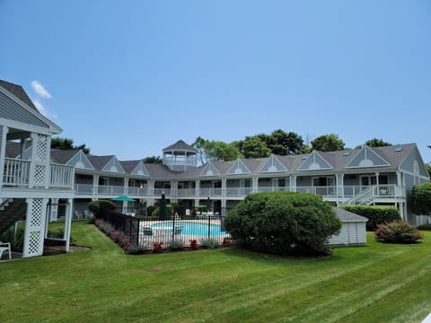 Well maintained Ocean Tower grounds and pool