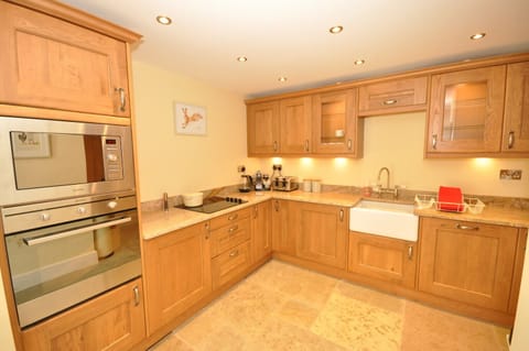 Fully equipped oak kitchen with granite worktops