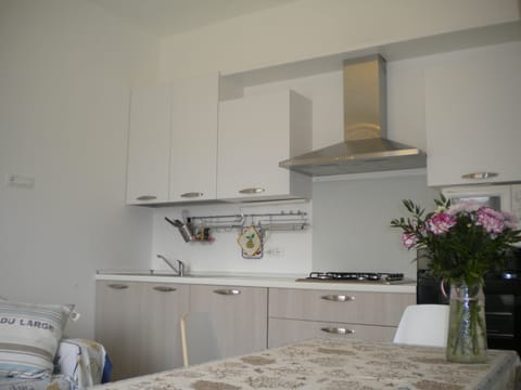 Living room: Full Kitchen