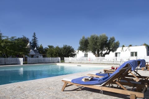 The 10 x 10 mt pool is fenced all around for maximum security.