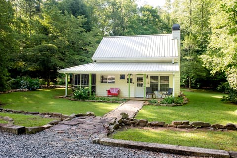 Charming, modern farmhouse with noisey creek in the backyard. 
